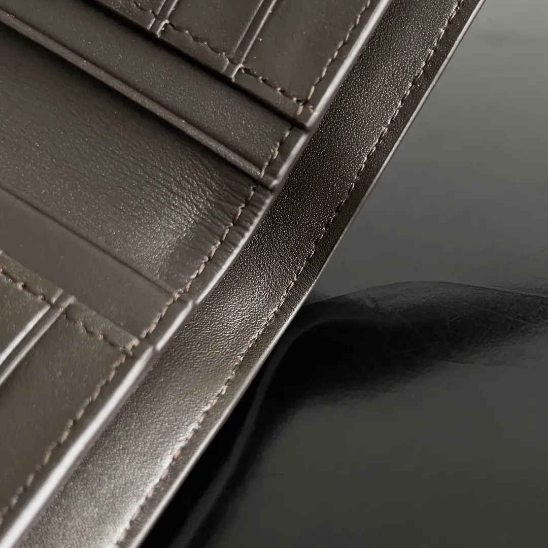 Batch 960 of BOTTEGA VENETA’s new woven small wallets are now shipping! ! ! 🥰🥰Made of carefully selected first-layer sheepskin fabric, this small luxury wallet has an elegant appearance and is also full of practicality. It can store change, driver's license and various cards at the same time. It is so small that it can be put in your pocket and carried with you. It is really convenient [Applause][Applause] Style No.: 667468 Size: 14.5*9.3*2cm